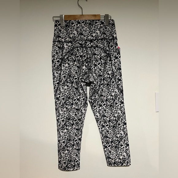 Marika Size Medium - 22” Capri Animal Print Leggings - Picture 2 of 3